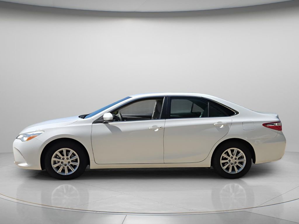 Used 2016 Toyota Camry LE image 3