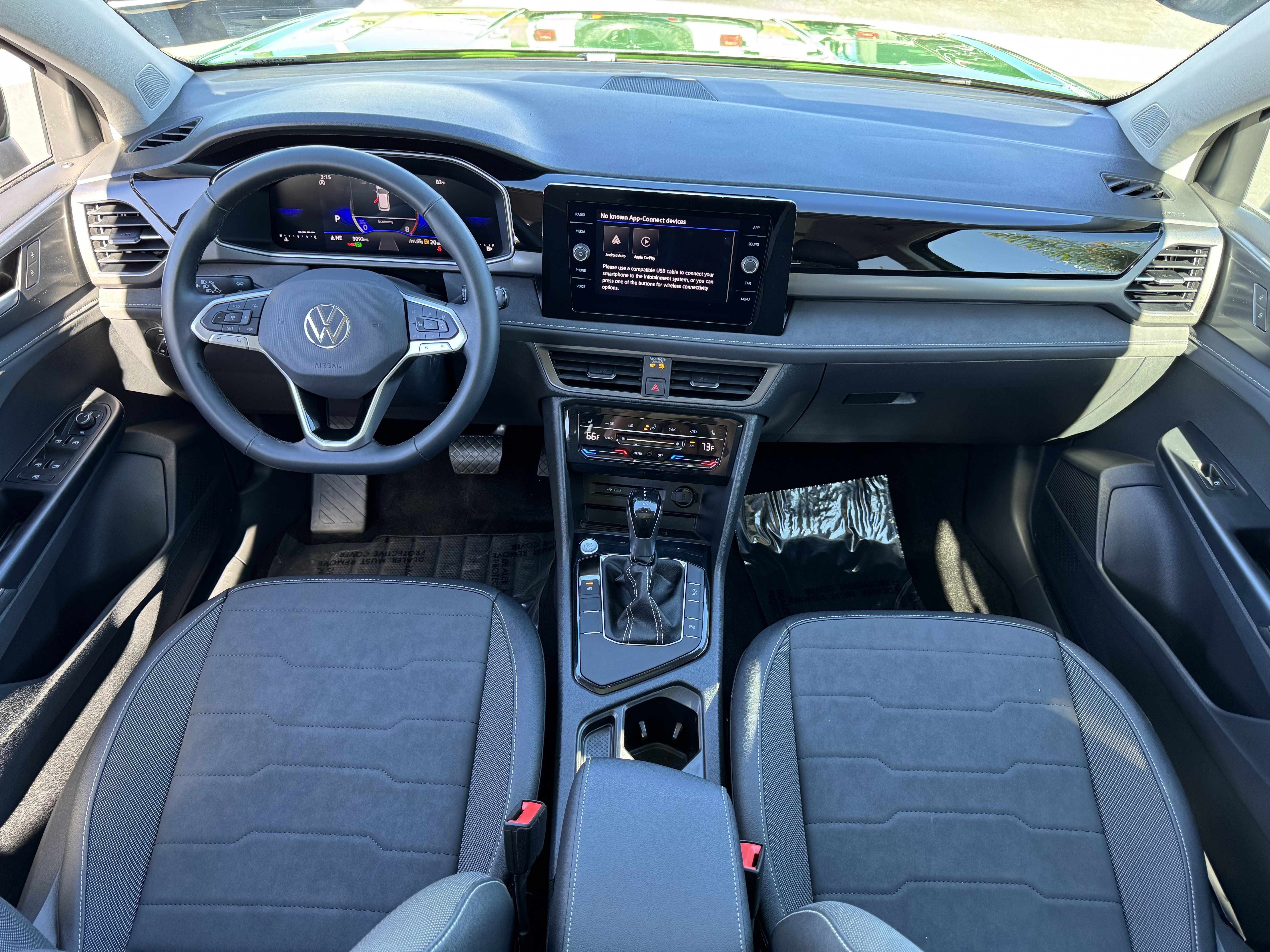 Certified 2025 Volkswagen Taos SE image 33