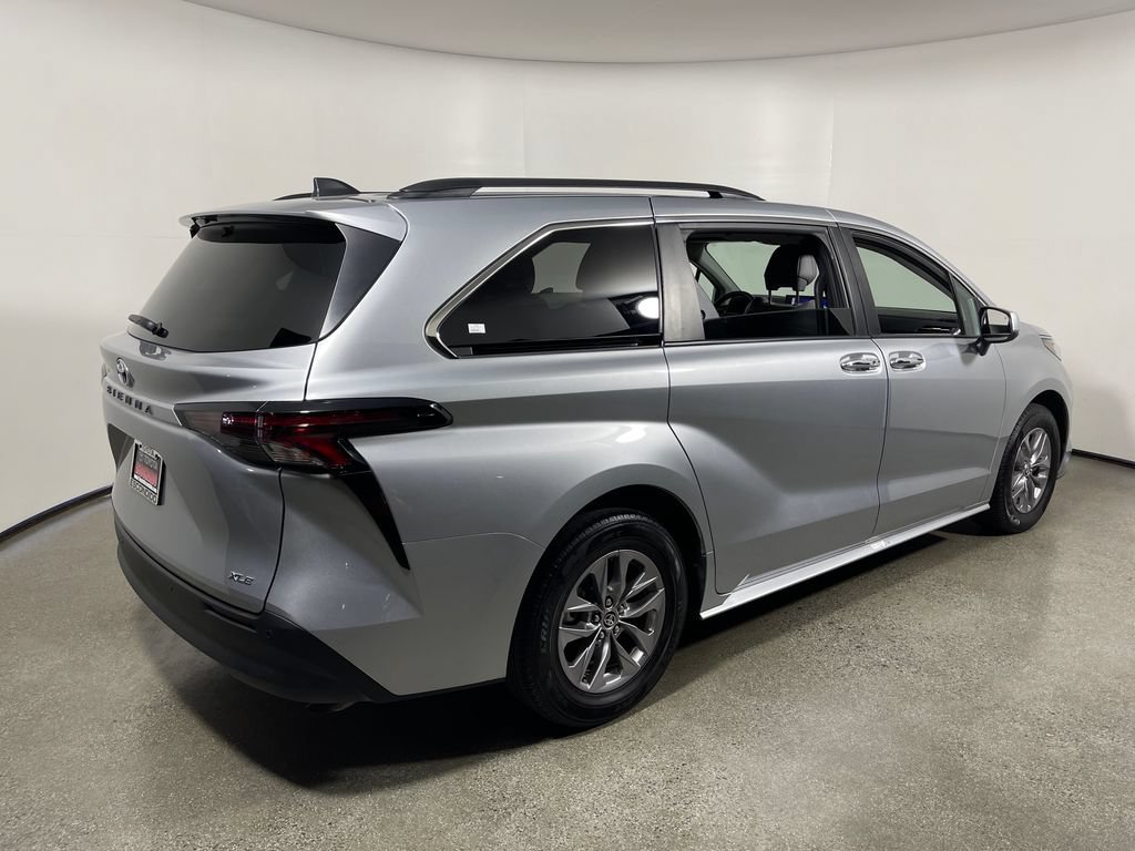 Certified 2025 Toyota Sienna XLE FWD image 3