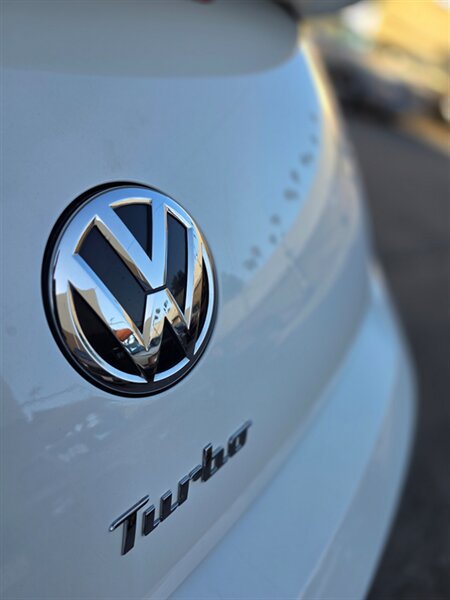 Used 2017 Volkswagen Beetle 1.8T Classic FWD image 11