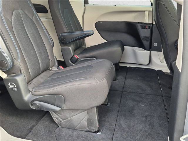 Used 2021 Chrysler Pacifica Touring w/ Cold Weather Group FWD image 21