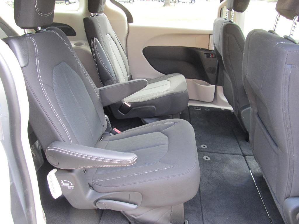 Used 2023 Chrysler Voyager LX image 40