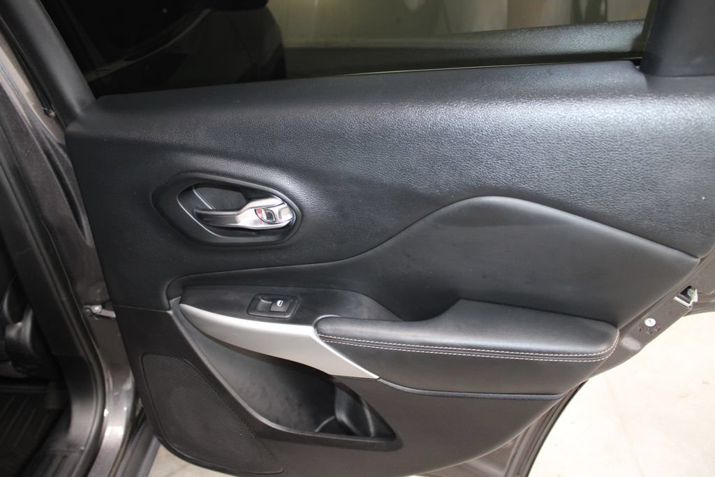 Used 2018 Jeep Cherokee Latitude Plus FWD image 26