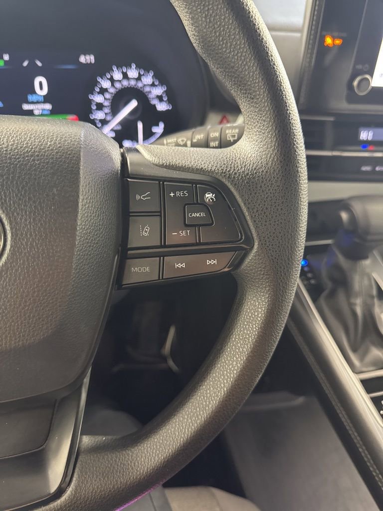 Used 2025 Toyota Sienna LE image 32