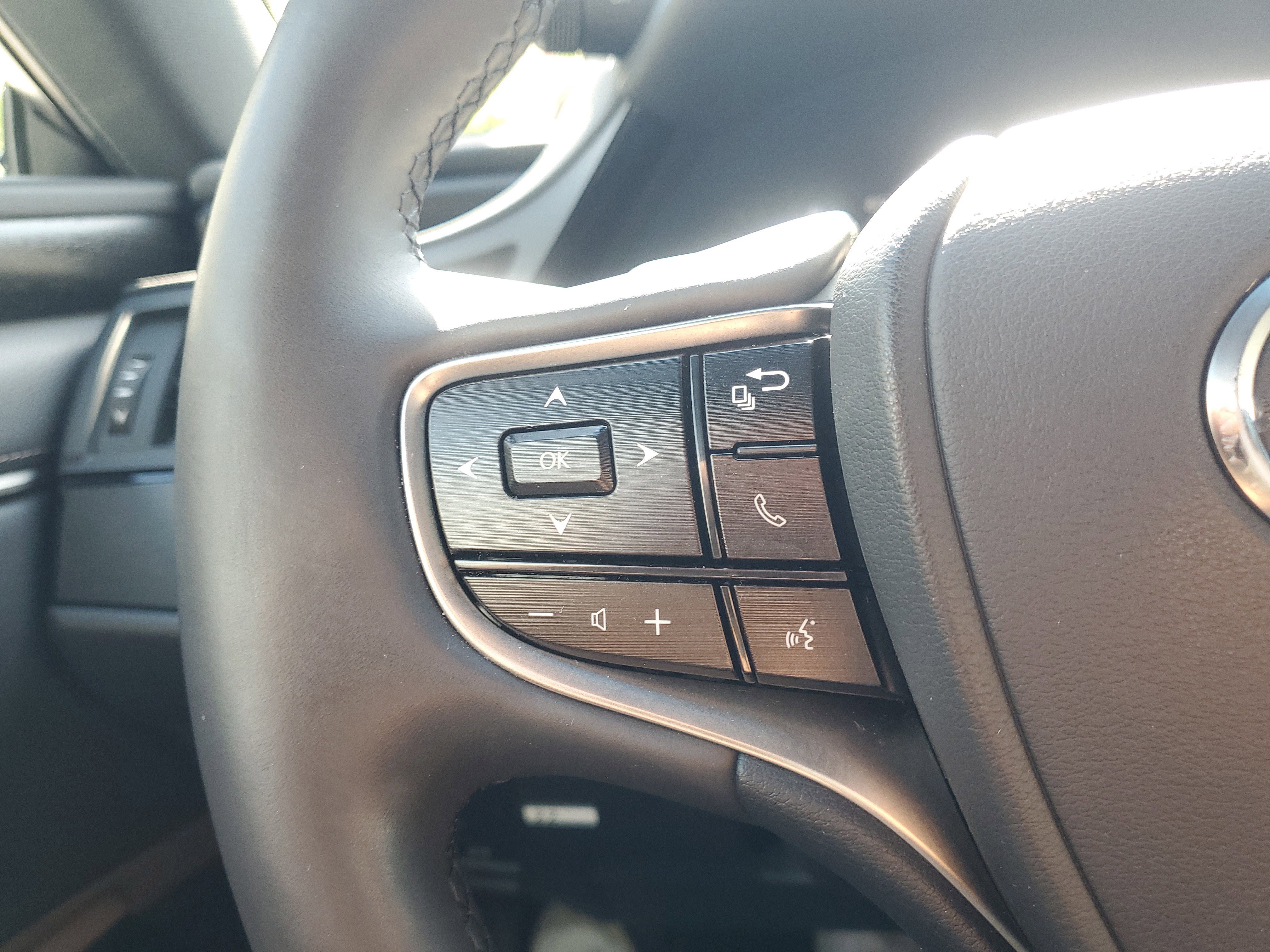 Used 2023 Lexus ES 300h w/ Premium Package image 22