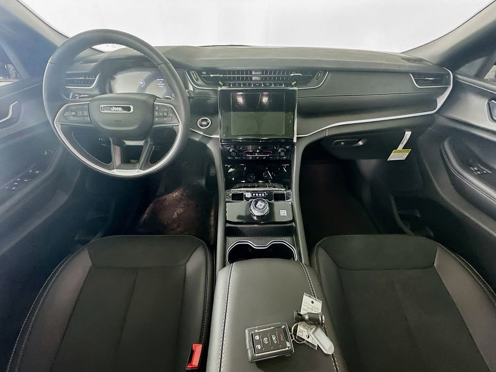New 2025 Jeep Grand Cherokee Altitude image 9