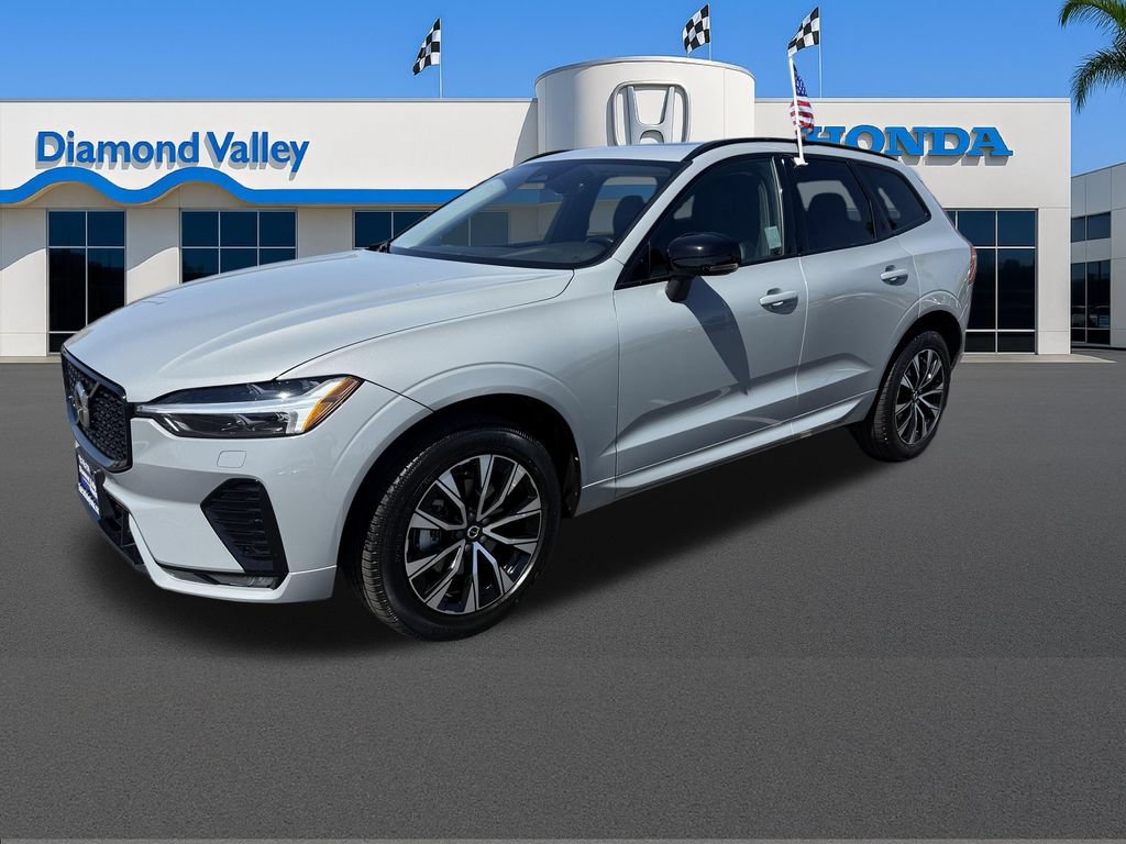 Used 2025 Volvo XC60 B5 Core AWD/4WD image 3