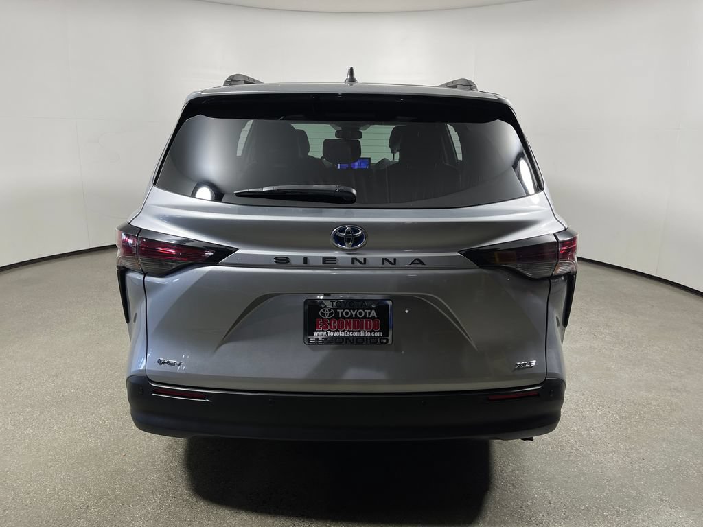 Certified 2025 Toyota Sienna XLE FWD image 4