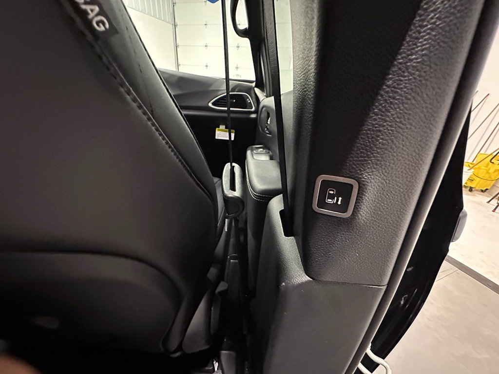 Used 2027 Chrysler Pacifica LX FWD image 26