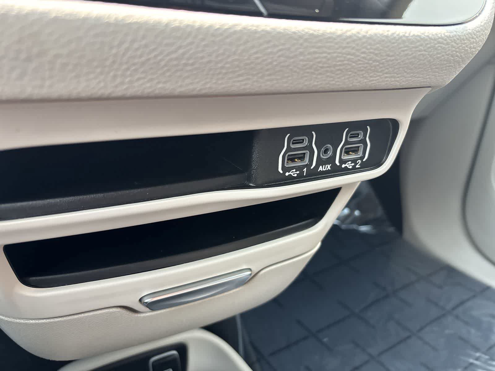 Used 2021 Chrysler Pacifica Touring-L FWD image 26