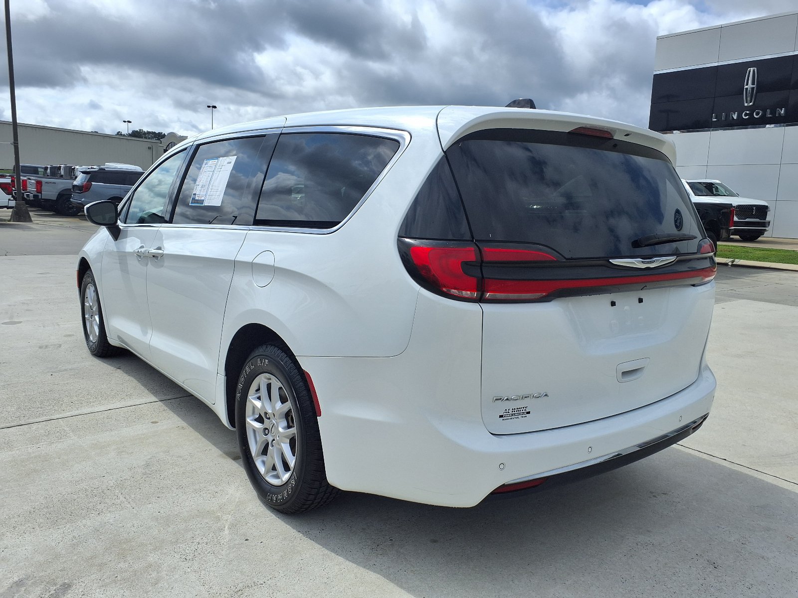 Used 2023 Chrysler Pacifica Touring-L FWD image 3