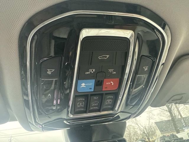 Used 2023 Jeep Grand Cherokee Overland w/ Luxury Tech Group IV AWD/4WD image 32