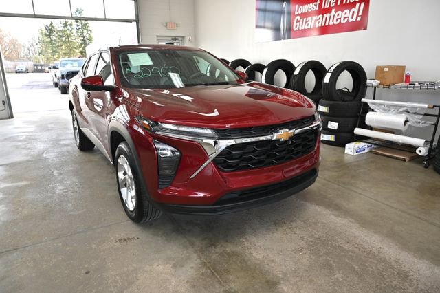 Used 2025 Chevrolet Trax LS w/ LS Convenience Package image 3