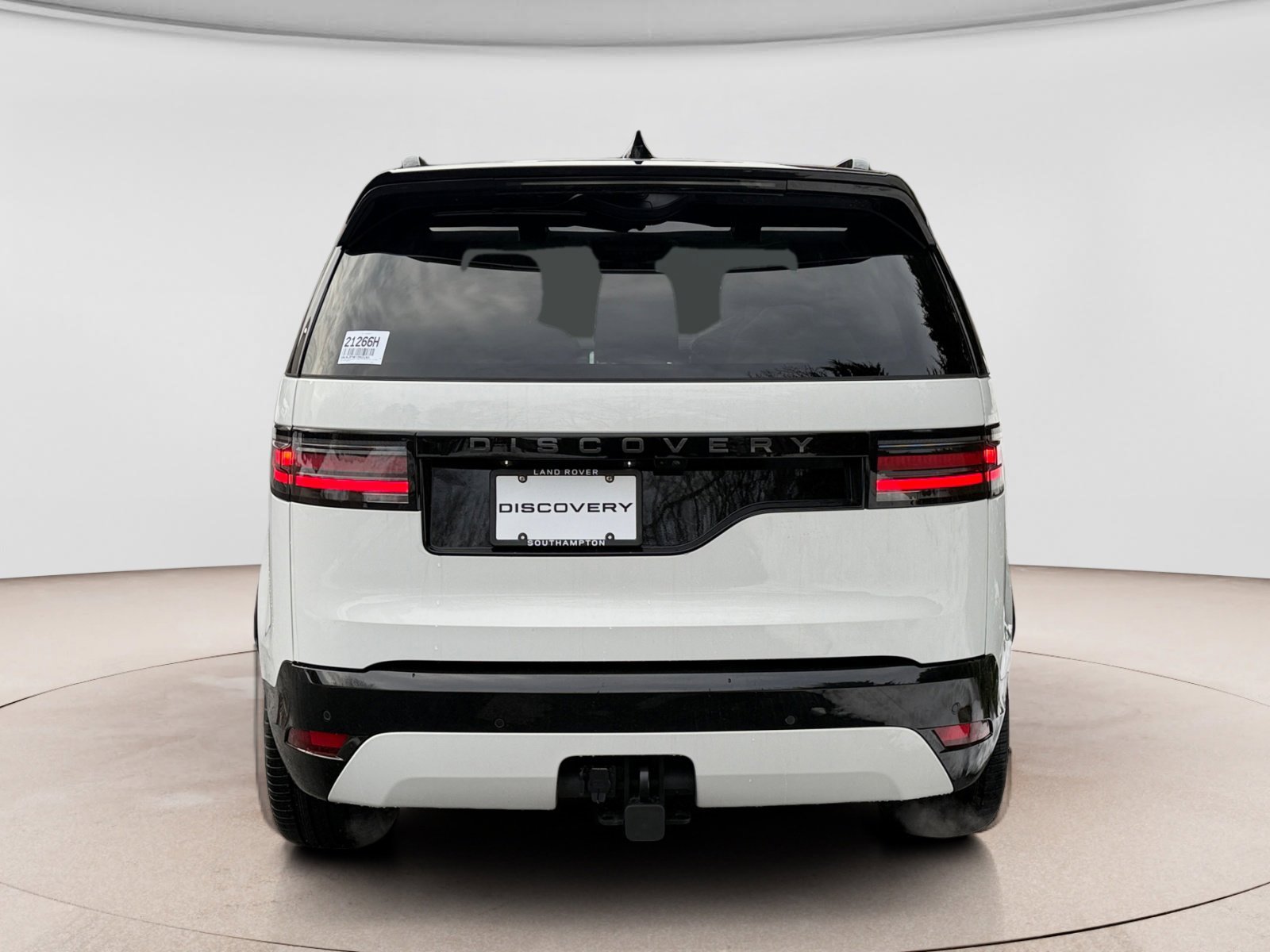 New 2026 Land Rover Discovery Dynamic SE image 4