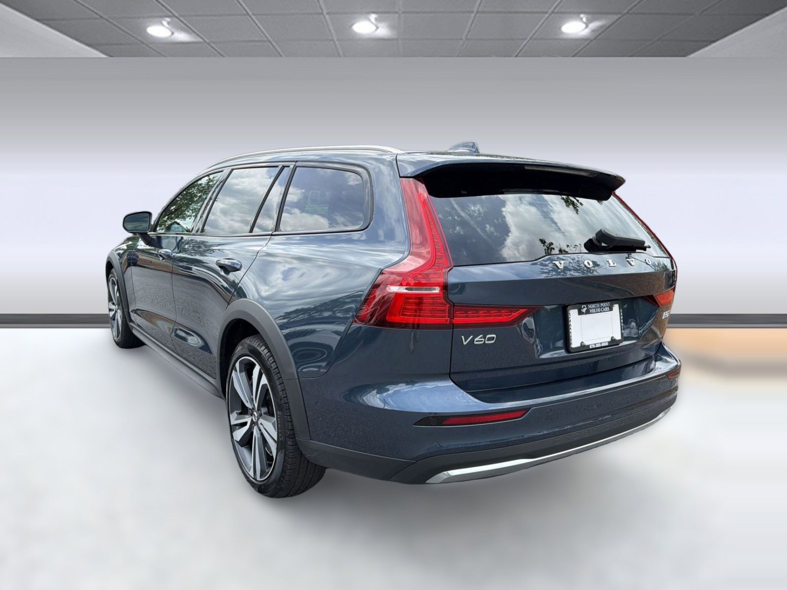 Used 2025 Volvo V60 B5 Cross Country Plus AWD/4WD image 3