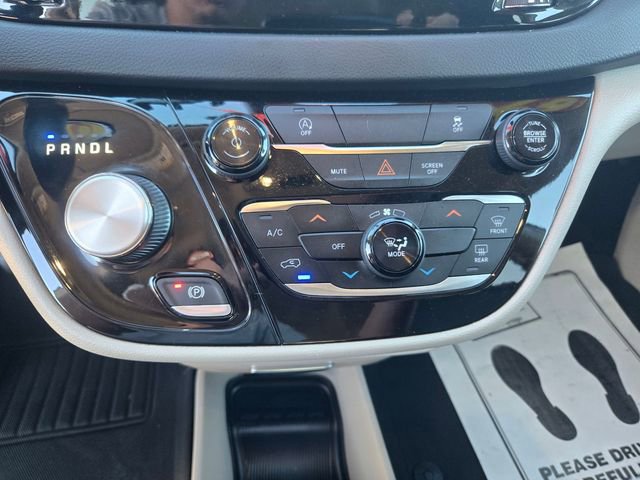 Used 2020 Chrysler Voyager Lxi image 16