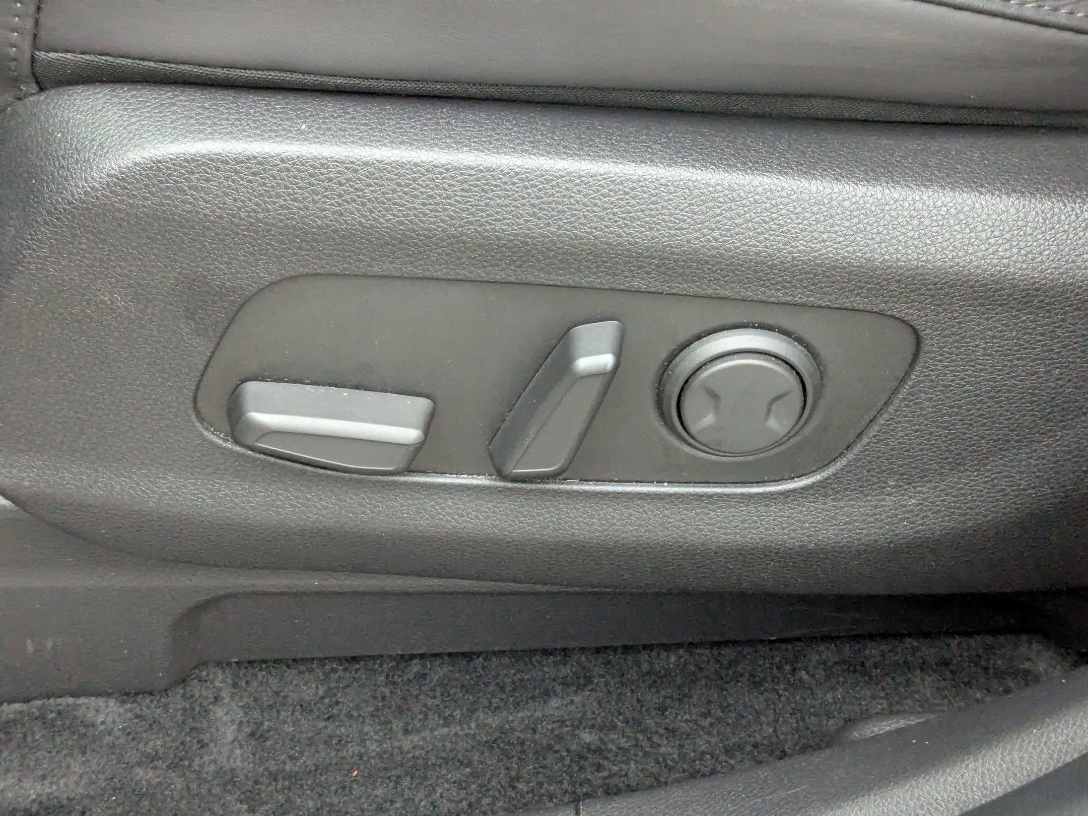 Used 2024 Kia Carnival EX image 15