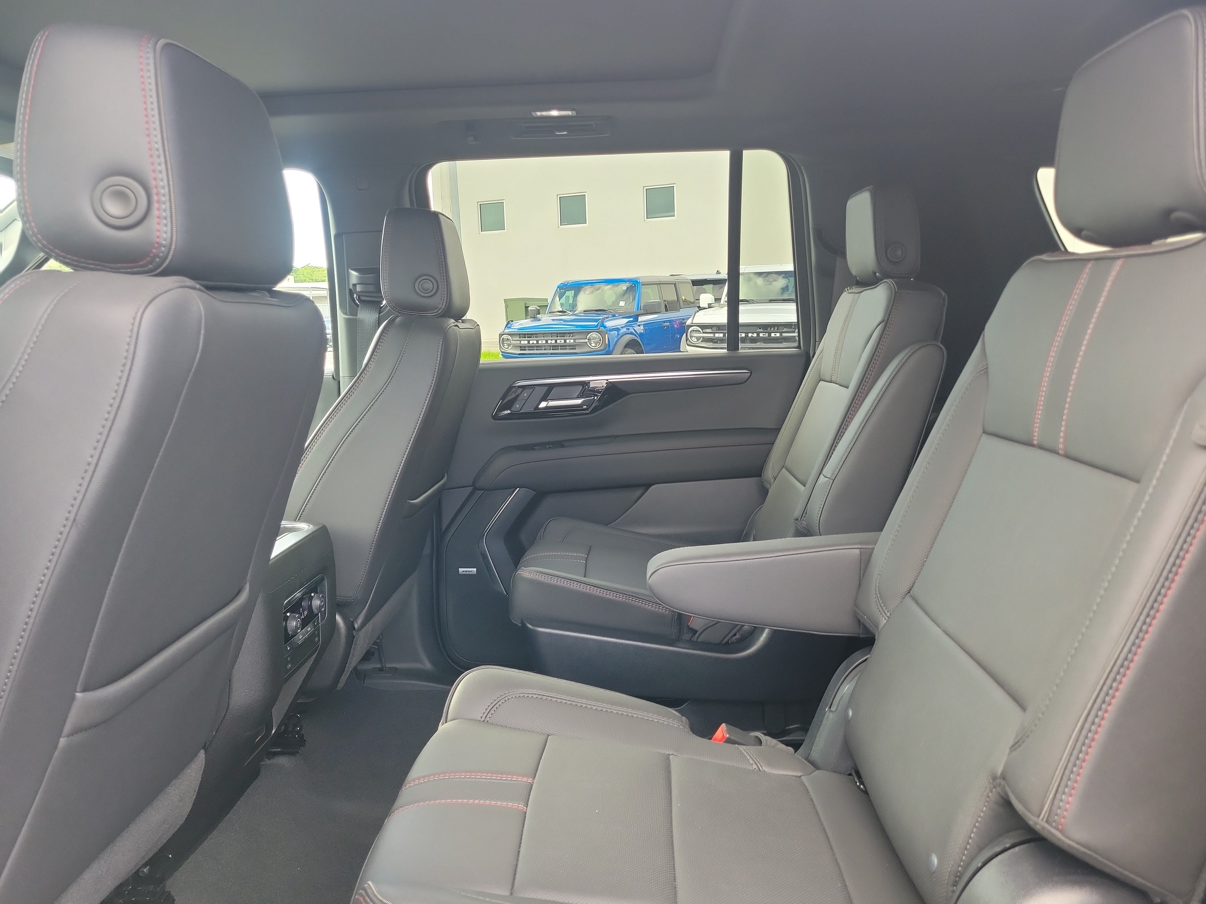 Used 2025 Chevrolet Suburban RST w/ Comfort Package RWD image 17
