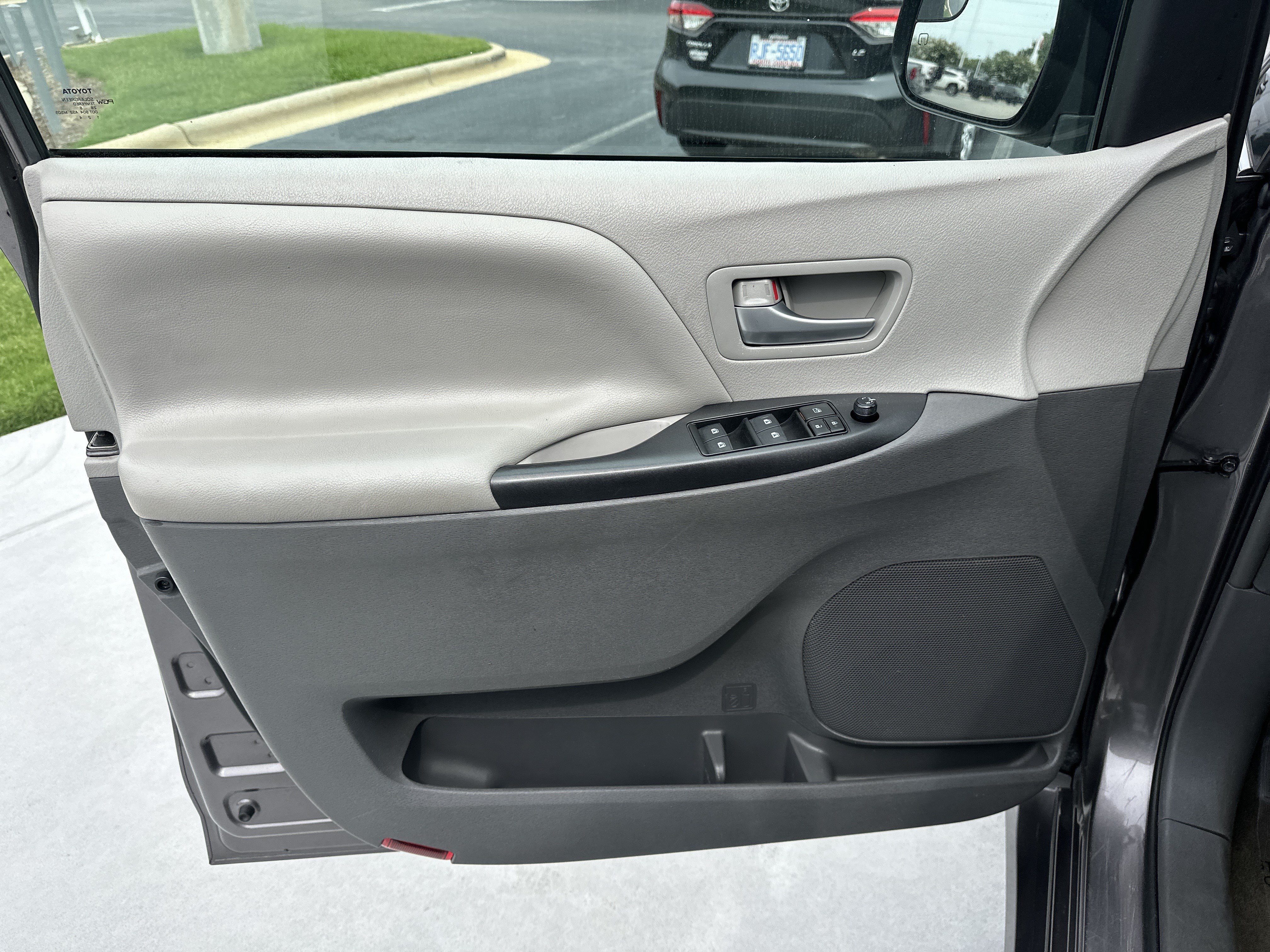 Used 2018 Toyota Sienna LE FWD image 14