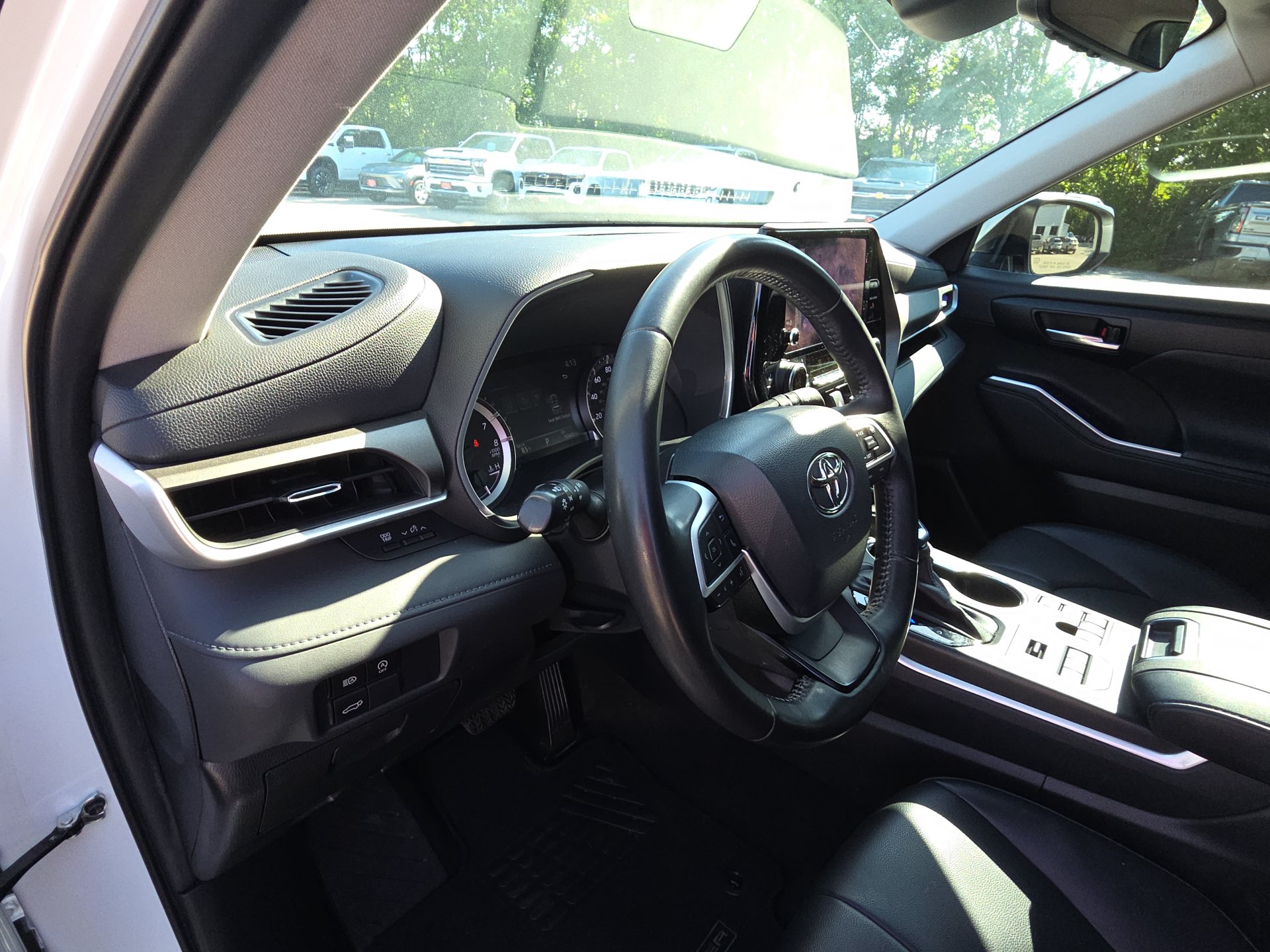 Used 2023 Toyota Highlander XLE AWD/4WD image 14