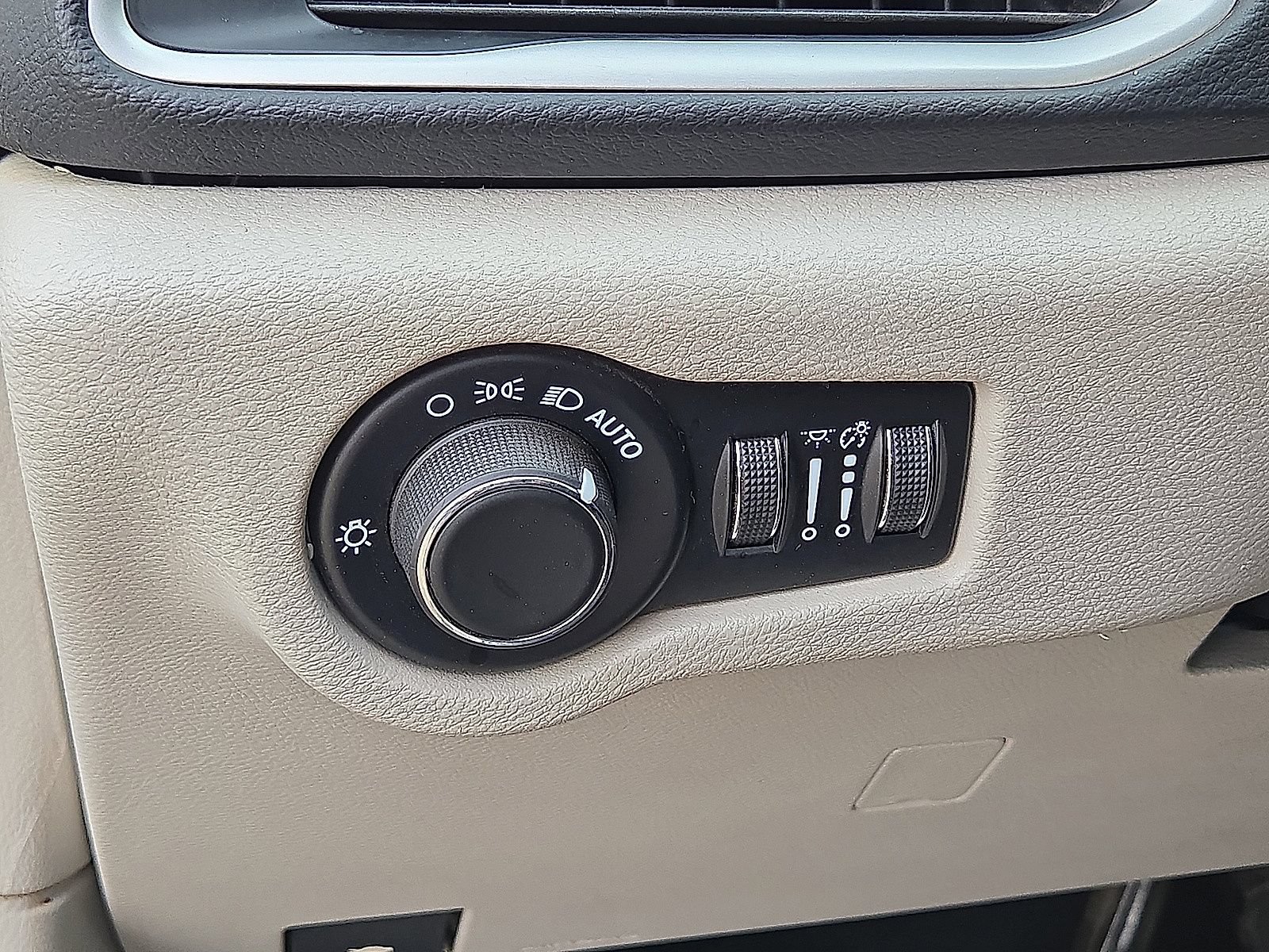 Used 2024 Chrysler Voyager LX FWD image 25