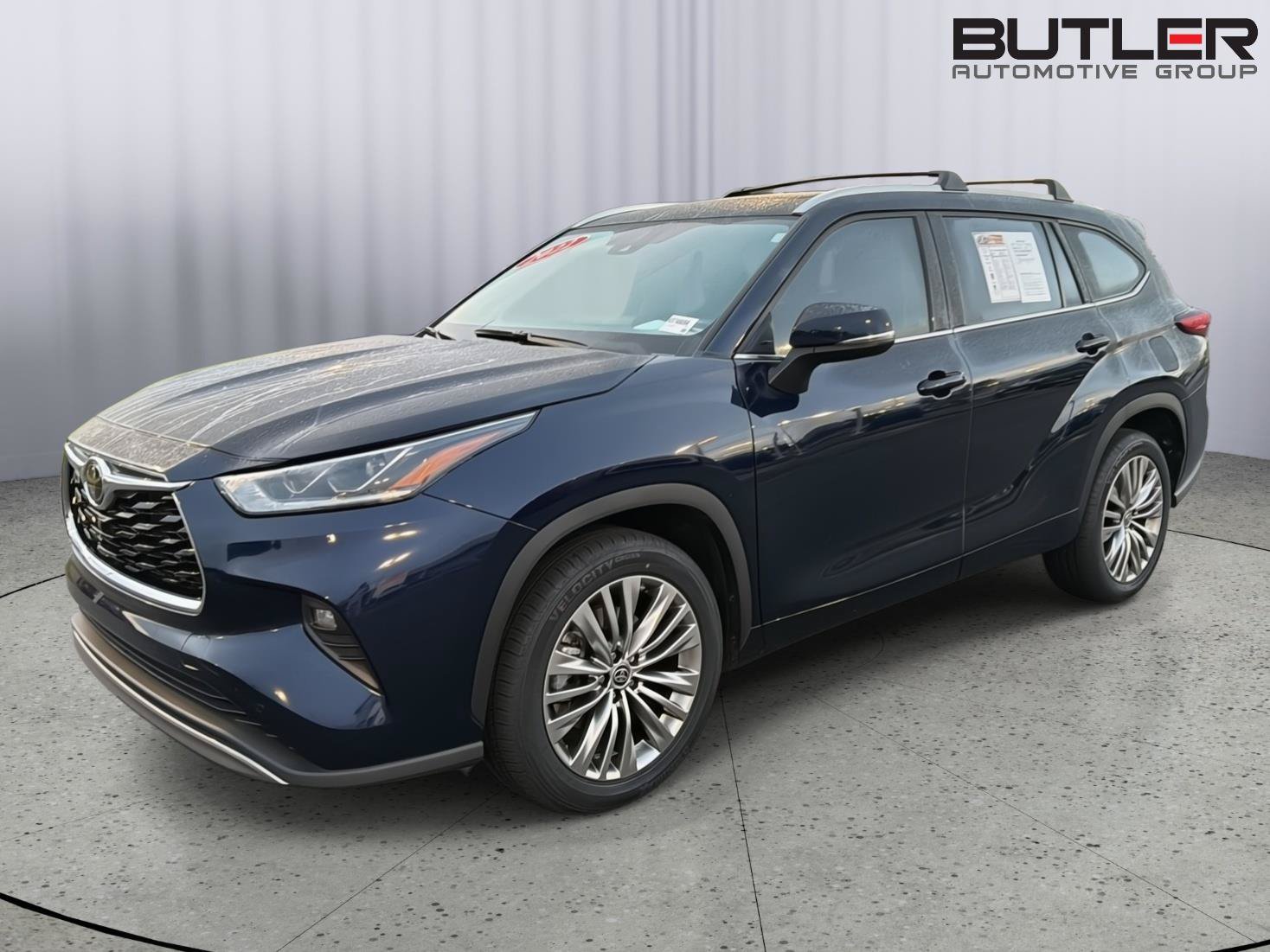 Used 2022 Toyota Highlander Platinum FWD image 2