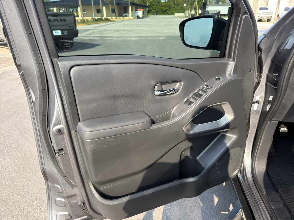 Used 2022 Nissan Frontier SV w/ SV Premium Package RWD image 8