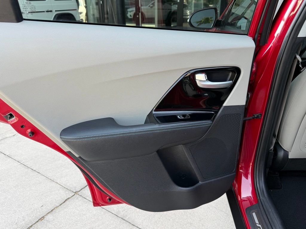 Used 2018 Kia Niro Touring FWD image 23