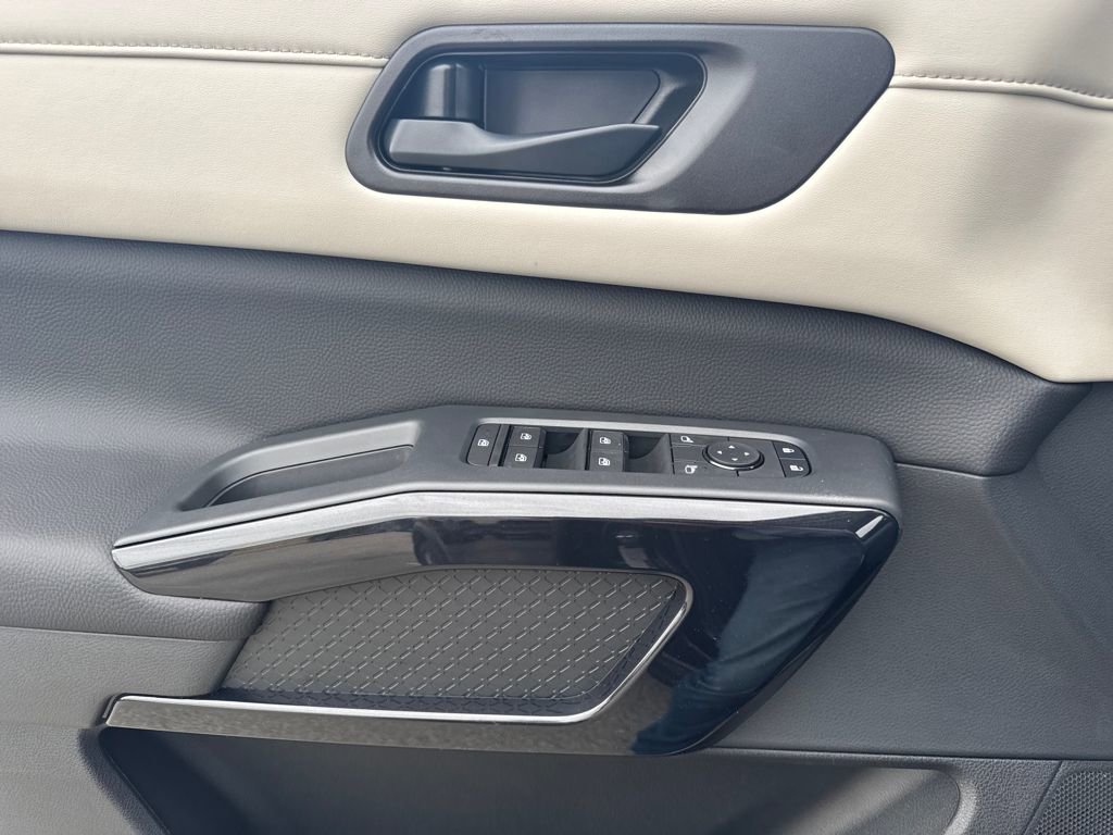 New 2025 Nissan Pathfinder SV image 18