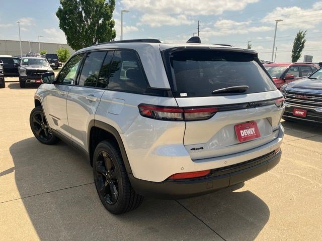 Used 2023 Jeep Grand Cherokee Limited w/ Black Appearance Package AWD/4WD image 8