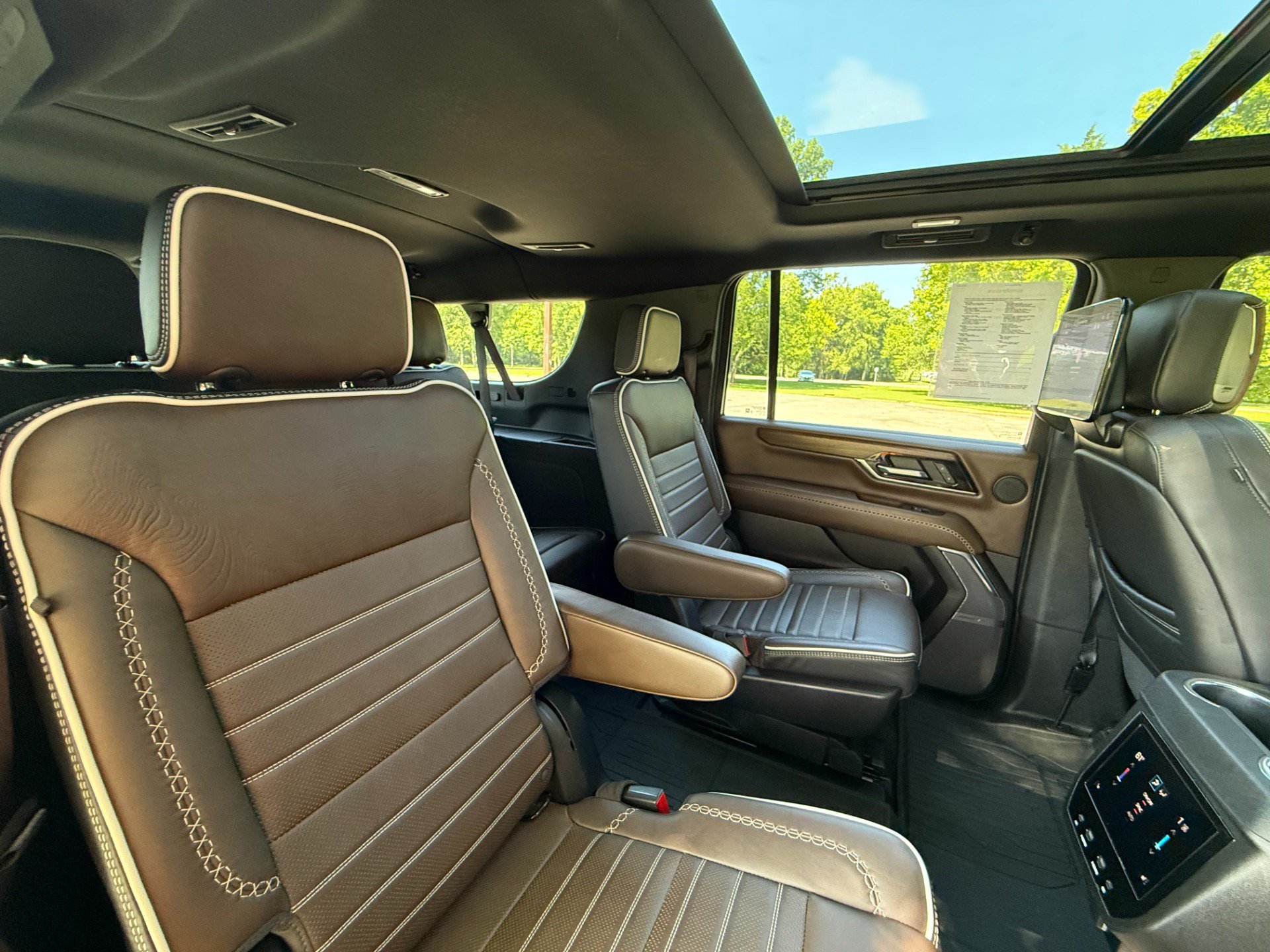 Used 2025 GMC Yukon XL Denali Ultimate w/ LPO, Floor Liner Package AWD/4WD image 22