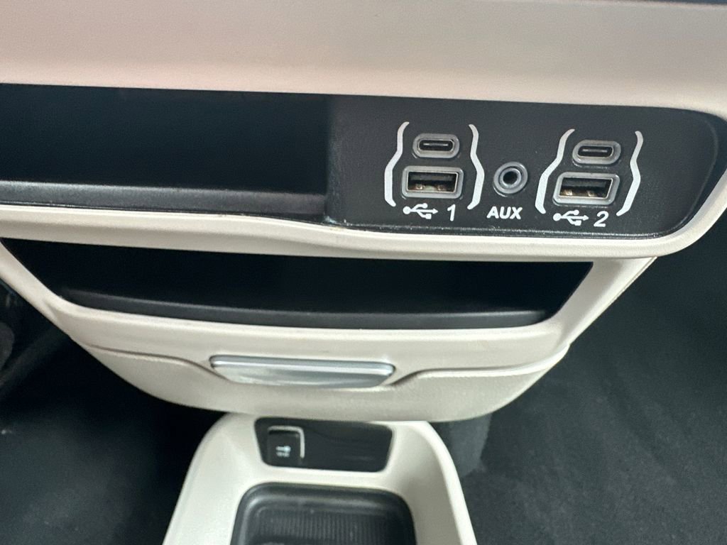 Used 2024 Chrysler Pacifica Touring-L image 16