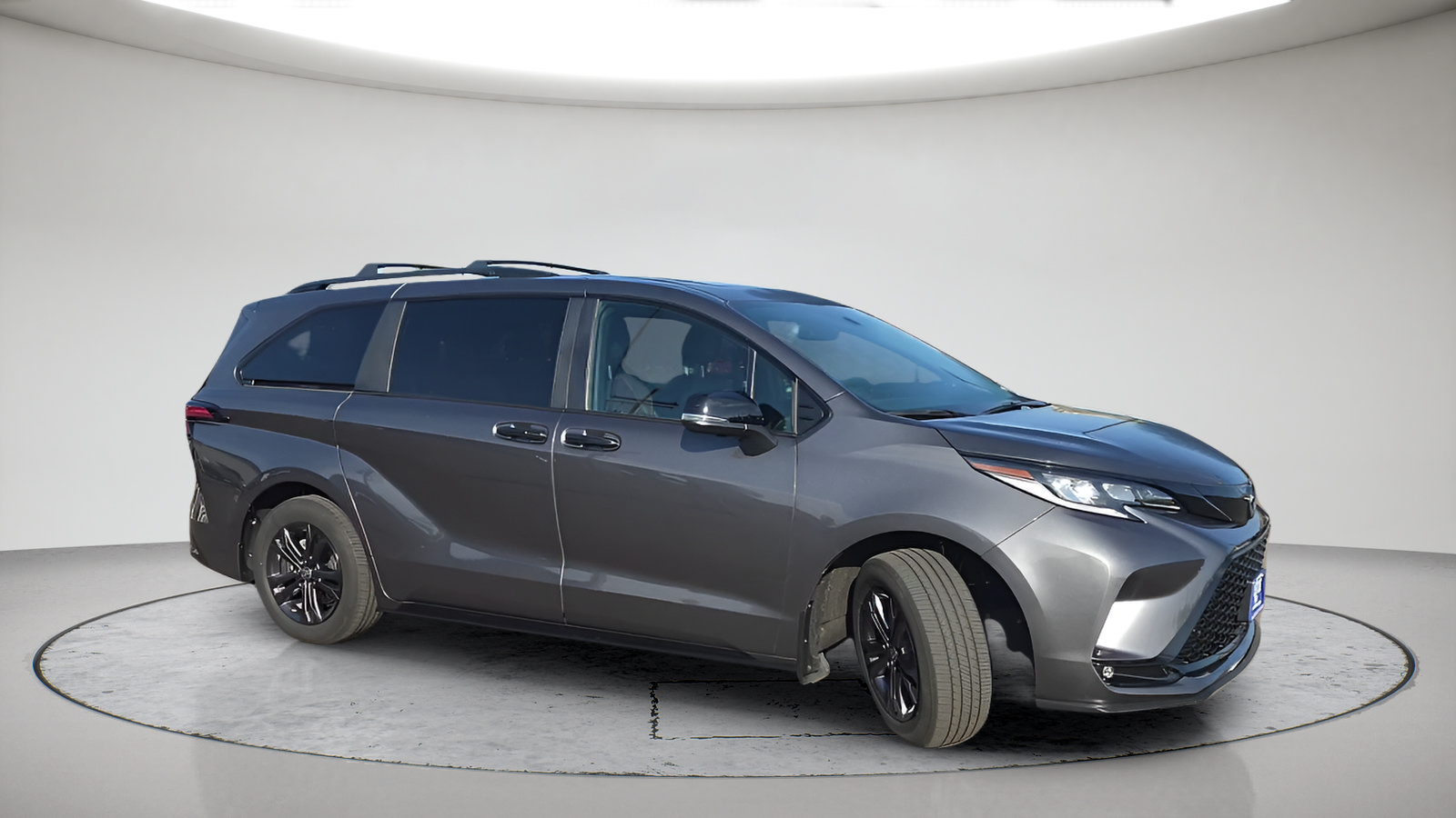Used 2025 Toyota Sienna XSE w/ XSE Premium Package AWD/4WD image 4