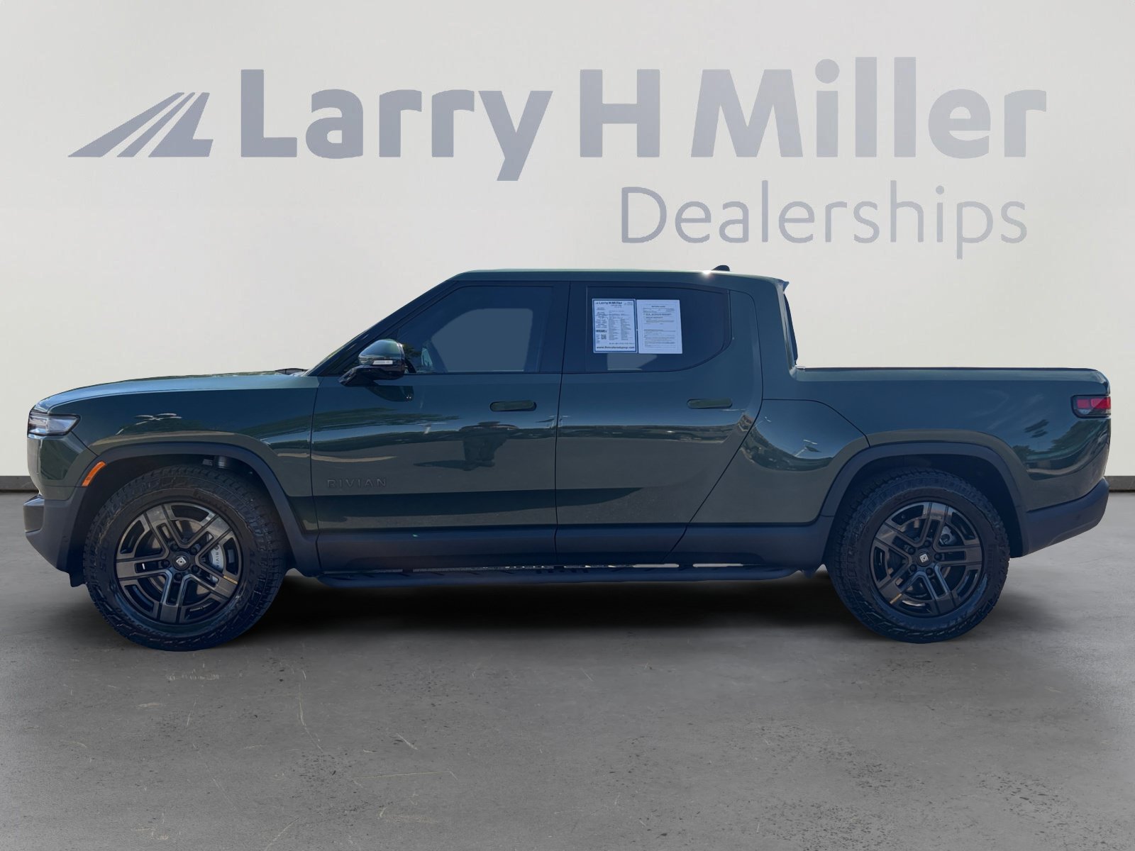 Used 2025 Rivian R1T Adventure AWD/4WD image 2