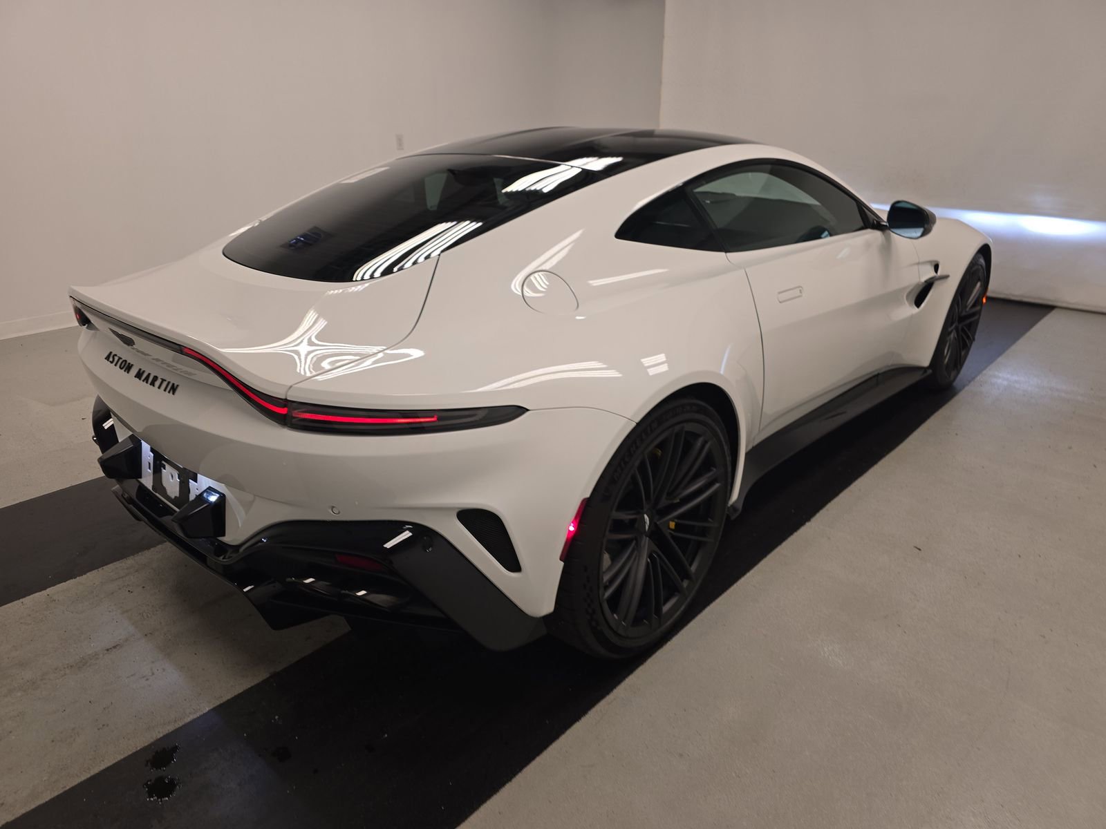 Used 2025 Aston Martin V8 Vantage Coupe RWD image 2
