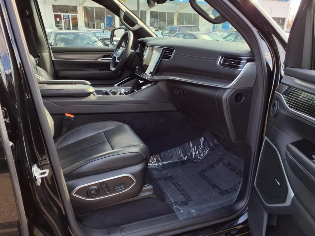 Used 2023 Jeep Wagoneer L Series II AWD/4WD image 11