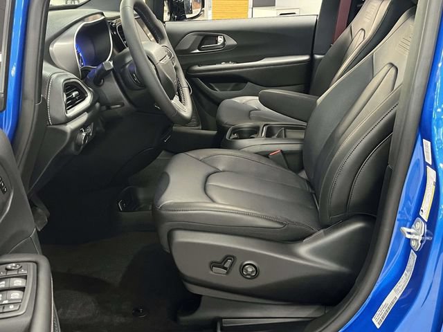 New 2027 Chrysler Pacifica Select FWD image 10