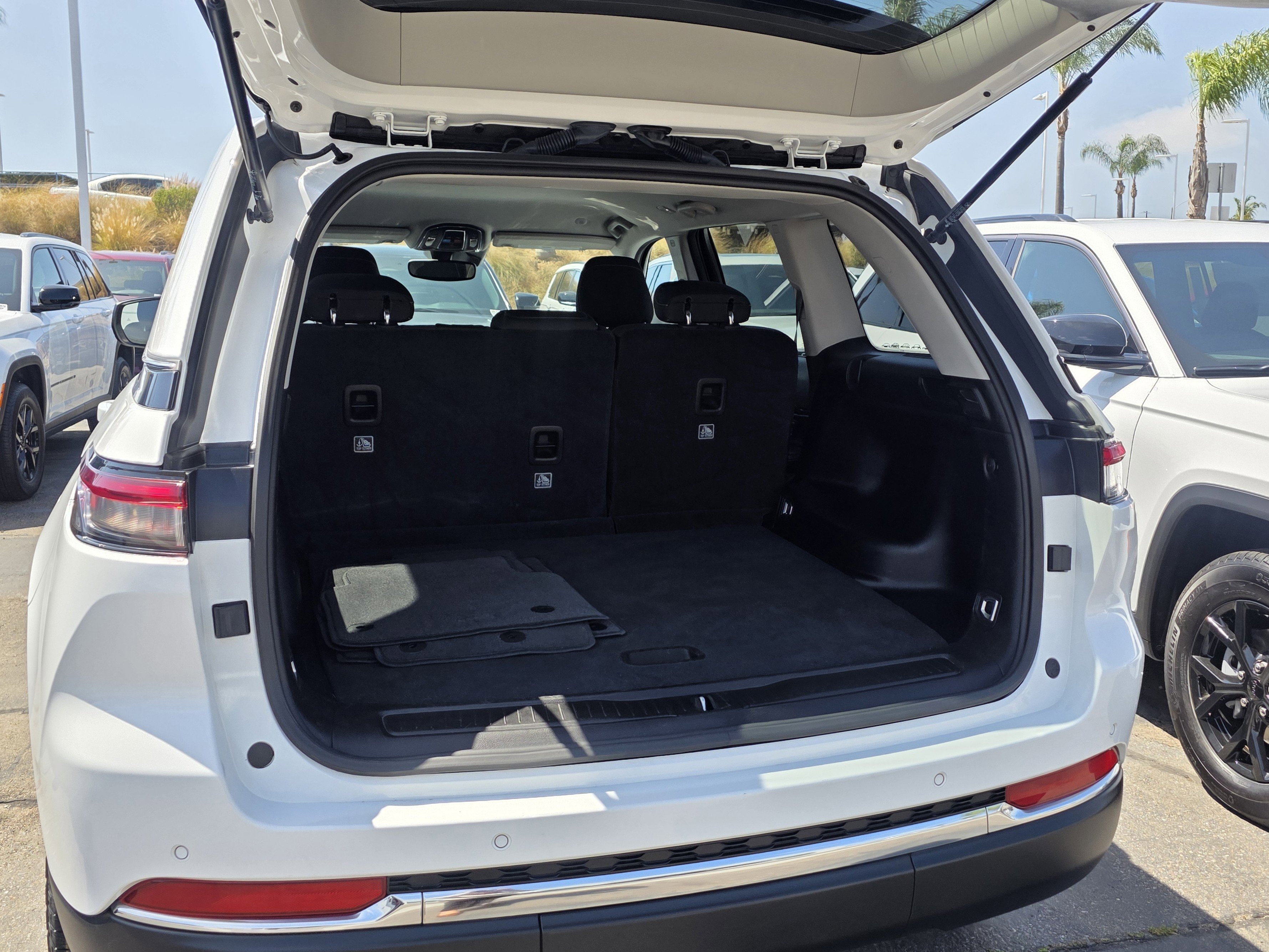 Certified 2023 Jeep Grand Cherokee Laredo RWD image 14