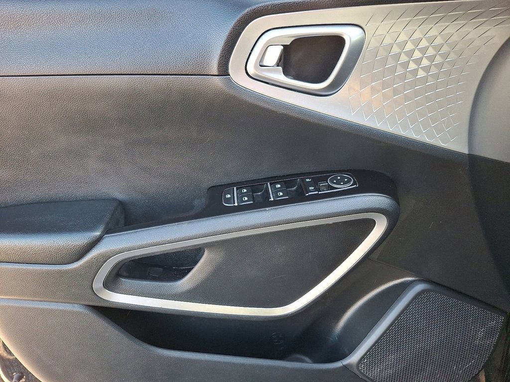 Used 2023 Kia Soul LX image 13