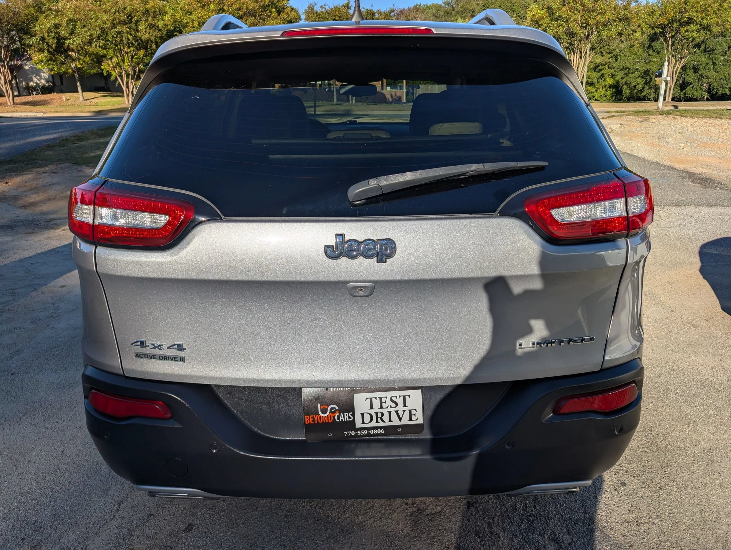 Used 2017 Jeep Cherokee Limited w/ Luxury Group AWD/4WD image 8