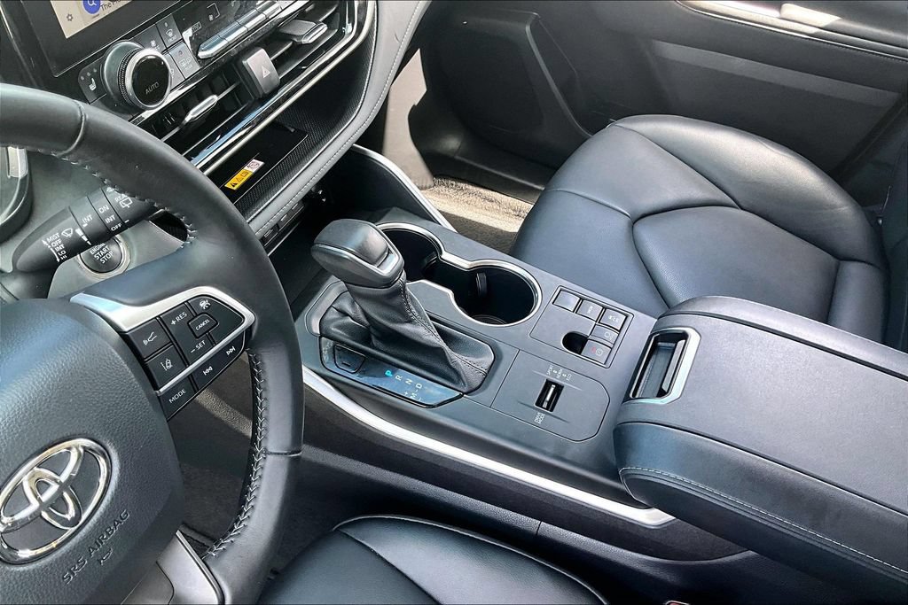 Used 2023 Toyota Highlander XLE FWD image 17