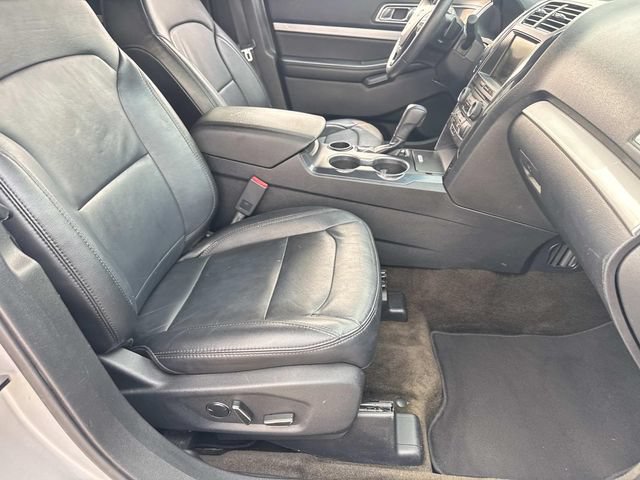 Used 2016 Ford Explorer XLT w/ Equipment Group 202A FWD image 11