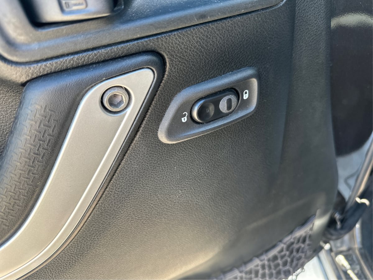 Used 2017 Jeep Wrangler Unlimited Sahara AWD/4WD image 12