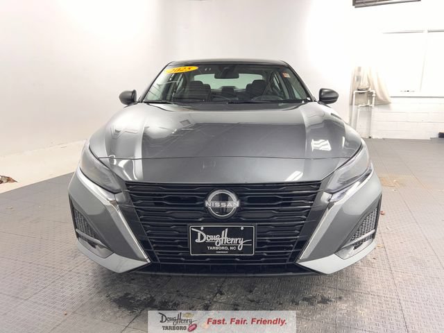 Used 2025 Nissan Altima 2.5 SV FWD image 2