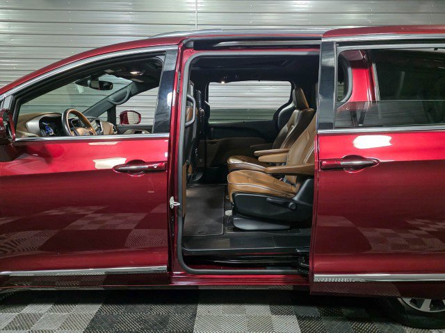 Used 2021 Chrysler Pacifica Limited w/ Uconnect Theater Family Group FWD image 16