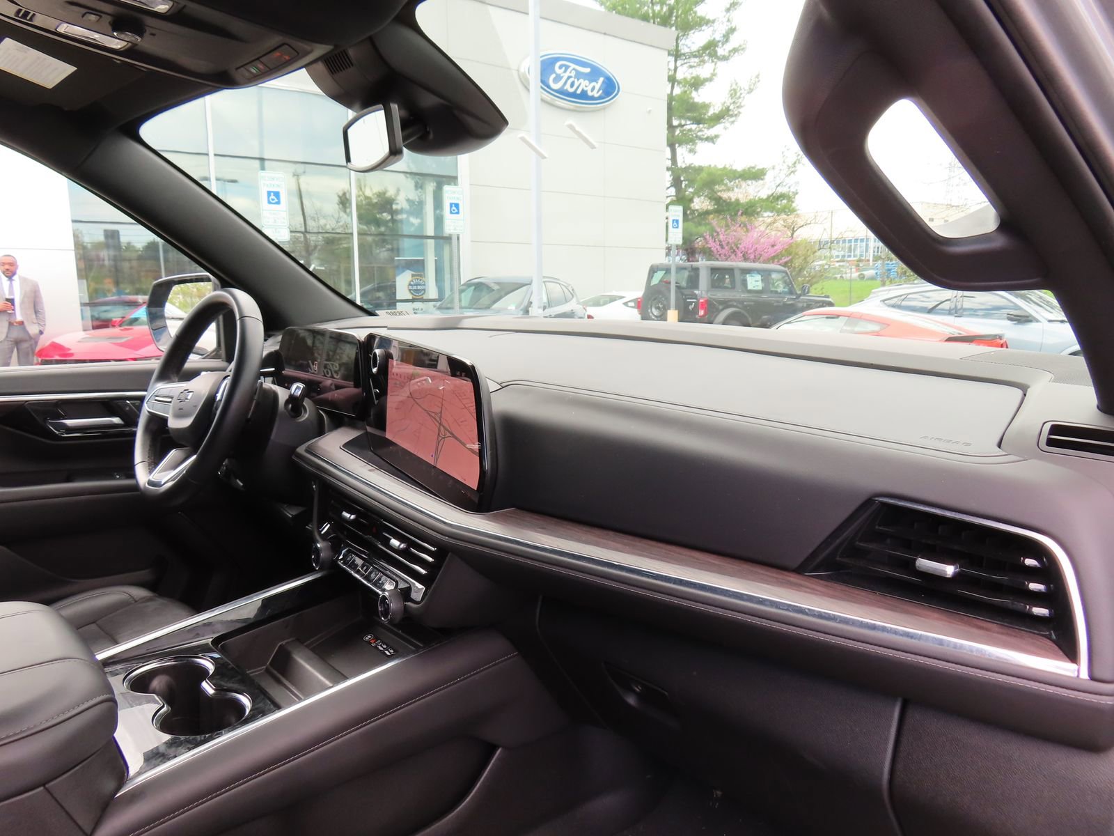 Used 2025 Chevrolet Suburban Z71 image 17