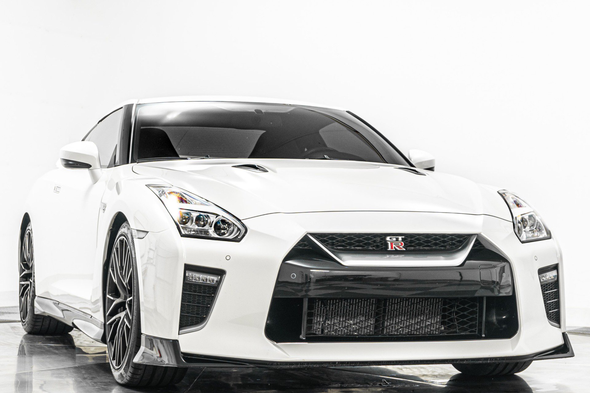 Used 2021 Nissan GT-R Premium AWD/4WD image 3