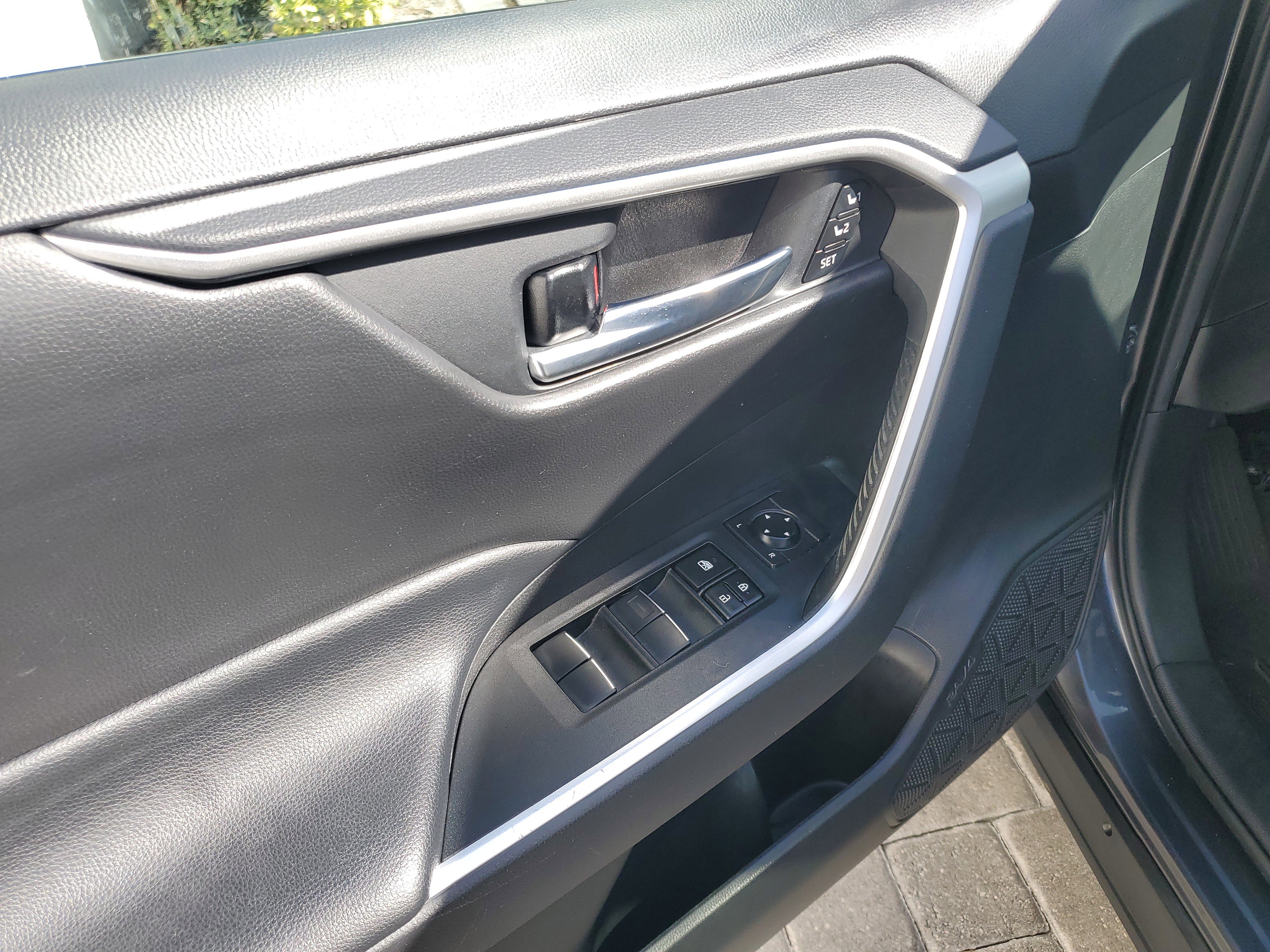 Used 2021 Toyota RAV4 XLE Premium image 19