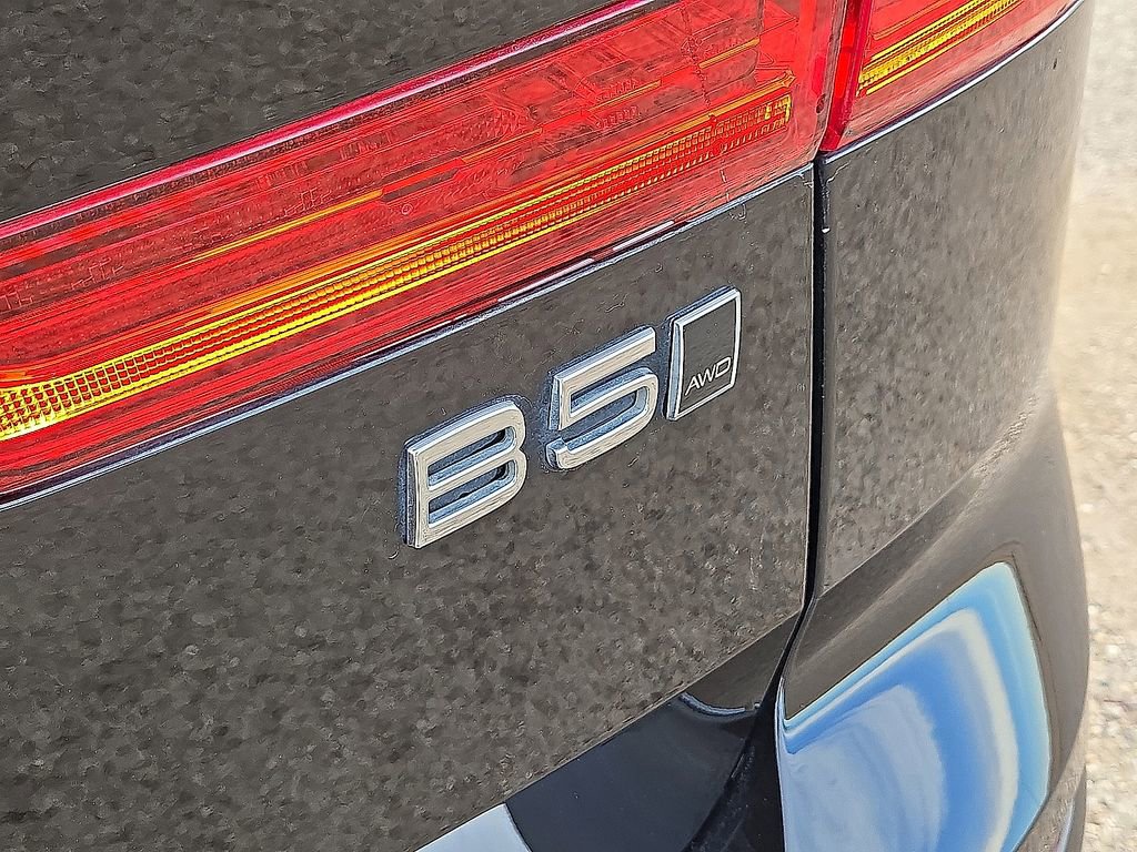 Certified 2023 Volvo XC60 B5 Plus w/ Climate Package image 13
