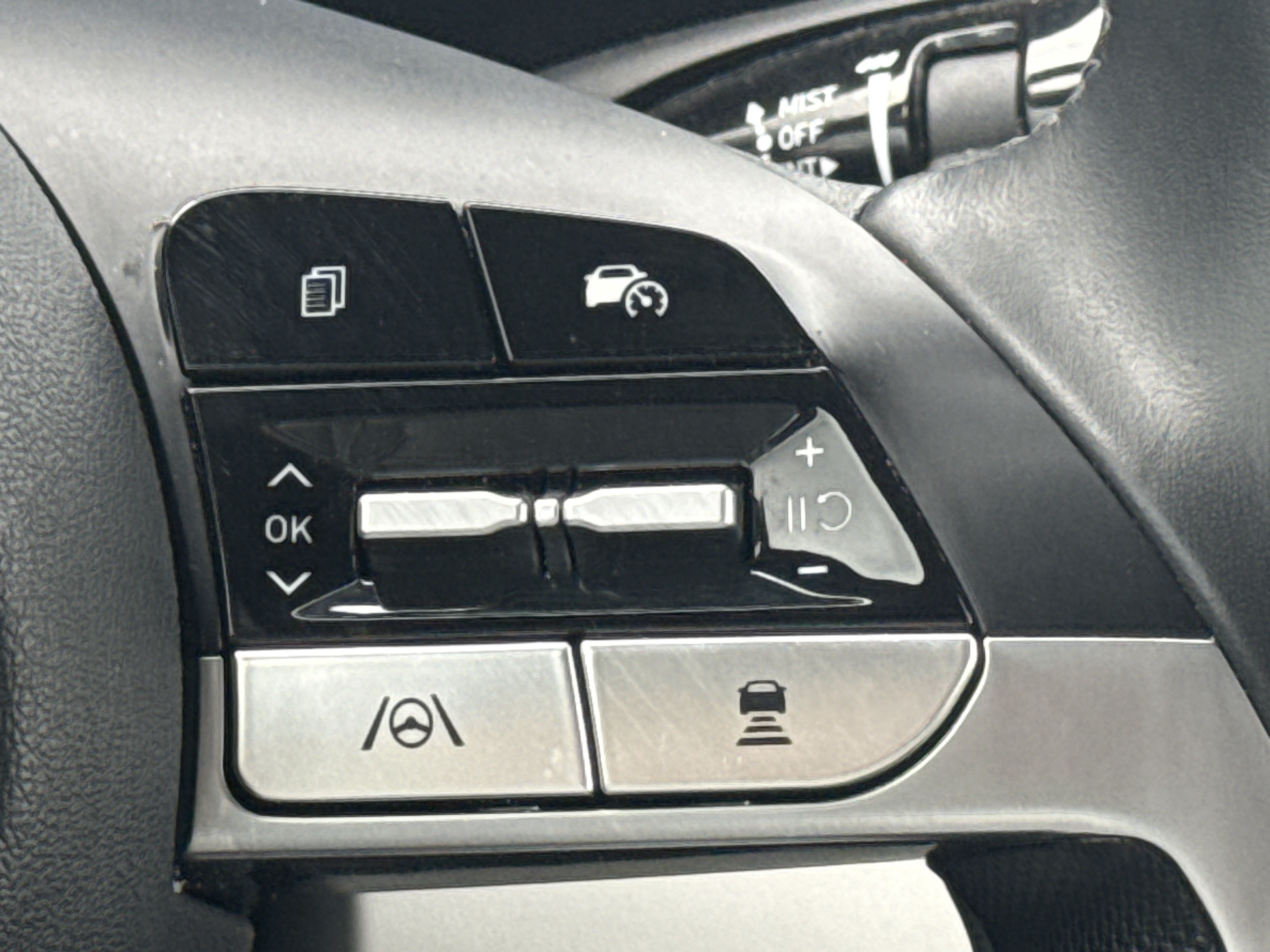 Used 2025 Hyundai Elantra Limited FWD image 19